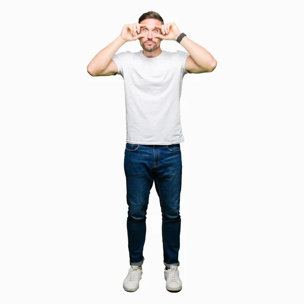 Pohledný Muž Nosí Ležérní Bílé Tričko Snaží Otevřít Oči Prsty — Stock fotografie