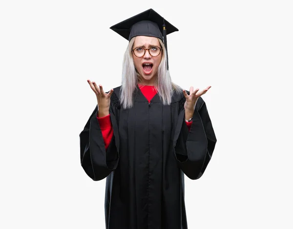 Jeune Femme Blonde Portant Uniforme Diplômé Sur Fond Isolé Fou — Photo