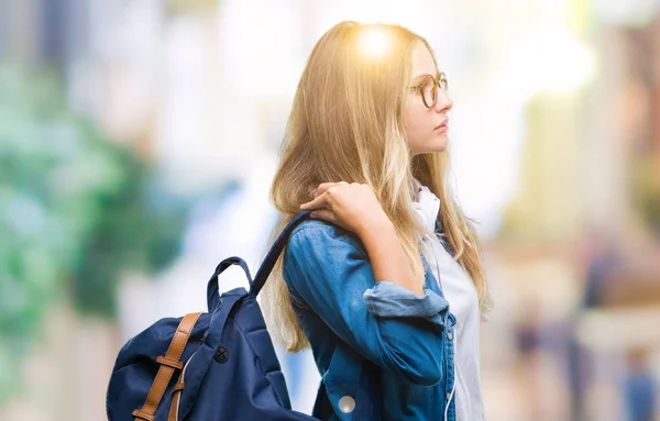 Młody Piękny Blond Studentka Noszenie Słuchawek Okulary Białym Tle Patrząc — Zdjęcie stockowe