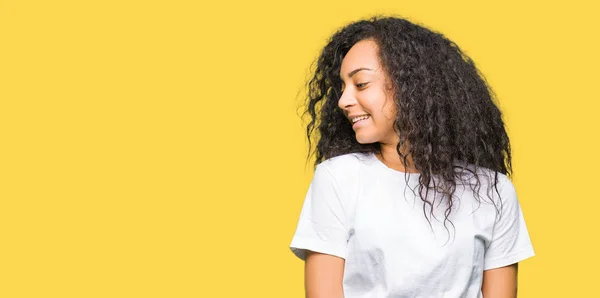 Menina Bonita Nova Com Cabelo Encaracolado Vestindo Shirt Branca Casual — Fotografia de Stock