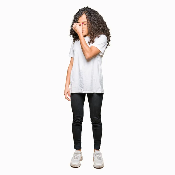 Mooie Jongedame Met Krullend Haar Dragen Witte Shirt Moe Wrijven — Stockfoto