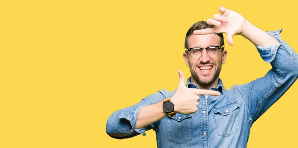 Hombre Guapo Con Gafas Sonrientes Haciendo Montura Con Las Manos —  Fotos de Stock