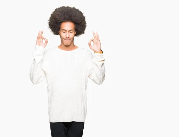 Jovem Afro Americano Com Cabelo Afro Vestindo Camisola Inverno Relaxar — Fotografia de Stock