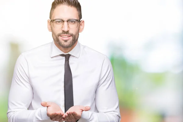 Junger Gutaussehender Geschäftsmann Mit Brille Vor Isoliertem Hintergrund Der Lächelnd — Stockfoto