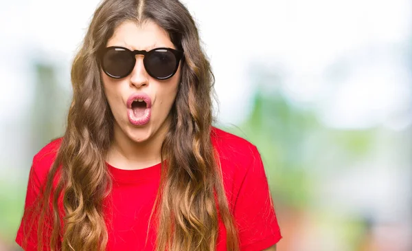 Junge Schöne Frau Mit Rotem Shirt Und Sonnenbrille Ängstlich Und — Stockfoto