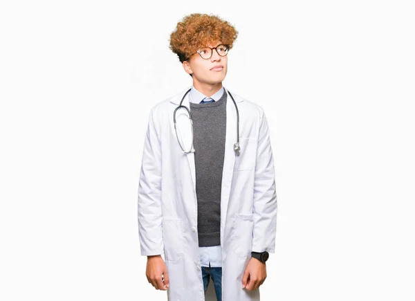 Mladý Pohledný Doktor Muž Nošení Lékařský Plášť Usmívající Vypadající Stranu — Stock fotografie
