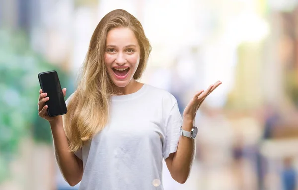 Genç Güzel Sarışın Kadın Akıllı Telefon Ekran Büyük Gülümseme Ile — Stok fotoğraf