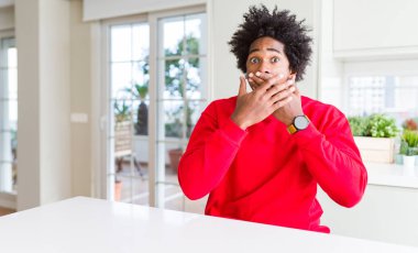 Kırmızı kazak ağız hata için elleriyle kapsayan şok rahat giyen Afrikalı-Amerikalı adam. Gizli kavramı.