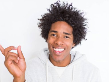 Afrika kökenli Amerikalı adam beyaz izole arka tarafına el ve parmak ile işaret çok mutlu