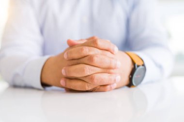 Adam elinde yakın çekim