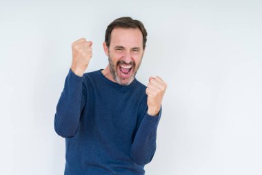 Gülümseyen ve başarı için çığlık zarif üst düzey adam izole arka plan çok mutlu ve heyecanlı kaldırdı, silah ile kazanan jest yapıyor. Kutlama kavramı.