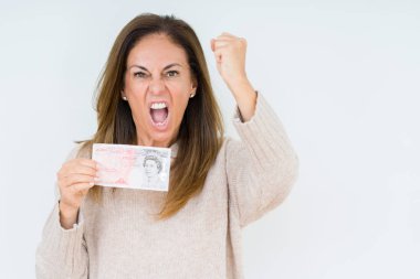 50 pound banknot üzerinde izole arka rahatsız ve öfke, çılgın ve yükseltilmiş el, öfke kavramı ile diye bağıran ile sinirli bağırarak tutan orta yaş kadın