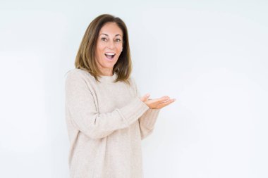 İzole arka plan güzel orta yaş kadın el ve reklam mutlu ve kendinden emin gülümseyen sunulması avuç, yanında işaret