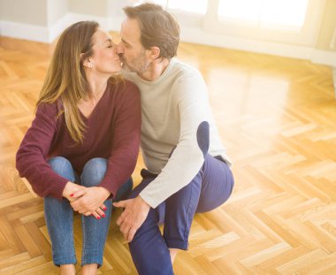 Evde birlikte içinde öpüşme katta oturan güzel romantik çift tr