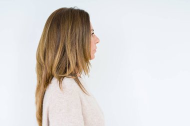 İzole arka tarafına, arıyorum güzel orta yaş kadın dinlenmek doğal yüz emin gülümseme ile pozuyla profili.