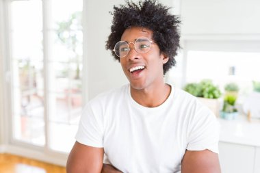 Afrika kökenli Amerikalı adam gözlüklü görünümlü yan ve dik dik bakma uzağa düşünce gülümseyen.