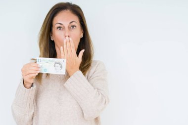Sessizlik, gizli kavramı izole arka kapak ağız için hata, ifade korku, utanç ile şok el ile üzerinden 5 pound banknot tutan orta yaş kadın korkuttu