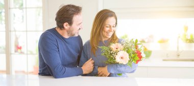 Çiçek evde aşık holding romantik orta yaş kaç