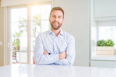 Yakışıklı iş adamı mutlu yüz çapraz silah kameraya bakarak ile gülümseyen. Olumlu bir kişi.