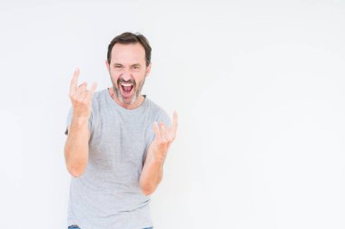 Deli ifade rock simge elle yapıyor ile bağırarak izole arka plan üzerinde yakışıklı komuta sizde. Müzik yıldızı. Ağır kavramı.