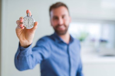 Yakışıklı adam gösteren kronometre