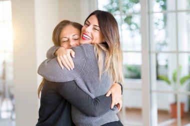 Anne ve kızı birlikte, sarılma ve öpüşme evde güzel ailesi