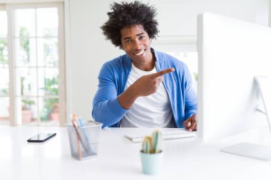 Afrika kökenli Amerikalı adam bilgisayar el ve parmak ile çok mutlu işaret kullanarak çalışma