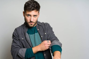 Yakışıklı delikanlı possing ve modelleme gri izole arka plan üzerinde