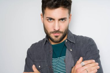 Yakışıklı delikanlı possing ve modelleme gri izole arka plan üzerinde