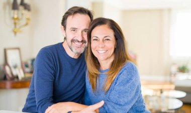 Birlikte evde oturan romantik orta yaş kaç