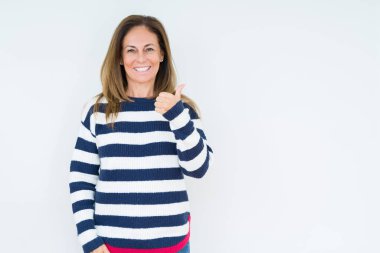 Hareketi el ile mutlu Yaşasın yapıyor izole arka plan üzerinde lacivert kazak giyen güzel orta yaş kadın. Başarı gösteren kameraya bakarak ifade onaylama.