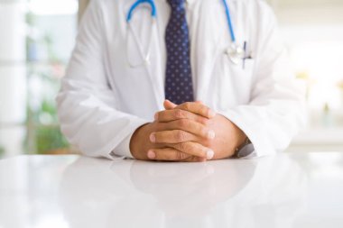 Doktor adam elinde yakın çekim