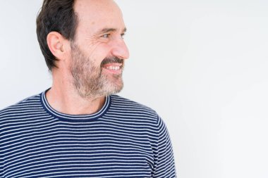 Uzak tarafına yüzünde, doğal ifade gülümseme ile seyir izole arka plan üzerinde yakışıklı komuta sizde. Kendine güvenen gülüyor.