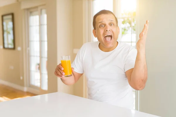 Hombre Mediana Edad Bebiendo Vaso Jugo Naranja Casa Muy Feliz — Foto de Stock