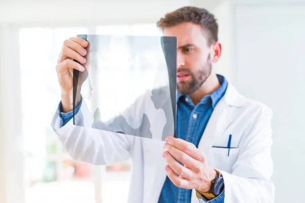 Doctor Hombre Mirando Radiografía Rayos Haciendo Examen Corporal —  Fotos de Stock