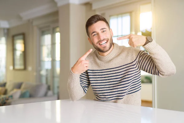 Joven Hombre Guapo Casa Sonriendo Confiado Mostrando Señalando Con Los — Foto de Stock