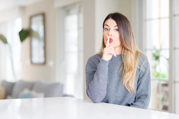 Mooie Jongedame Dragen Winter Trui Thuis Vragen Stil Met Vinger — Stockfoto