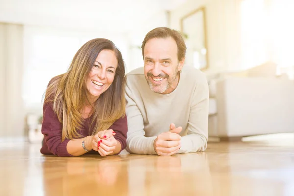 Bella Coppia Romantica Seduti Insieme Sul Pavimento Casa — Foto Stock