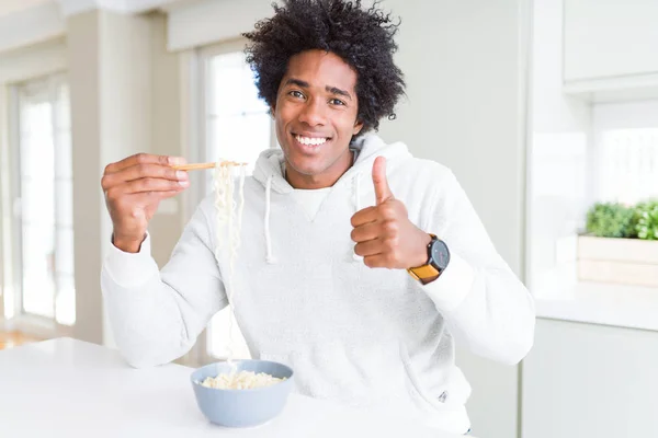 Hombre Afroamericano Comiendo Fideos Asiáticos Usando Palillos Casa Feliz Con — Foto de Stock