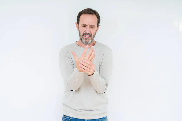 手と指 関節炎の炎症の痛みに苦しんで背景の分離をエレガントな年配の男性 — ストック写真