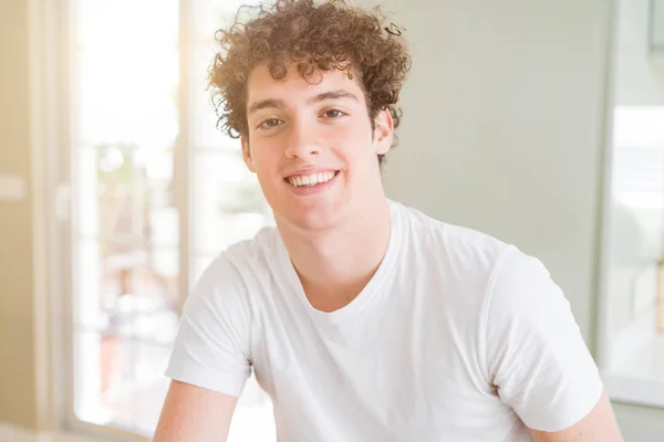 Joven Hombre Guapo Vistiendo Camiseta Blanca Con Una Sonrisa Alegre —  Fotos de Stock