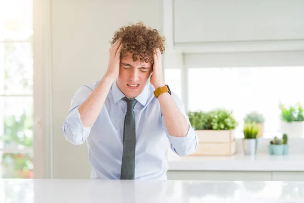 Joven Hombre Negocios Vistiendo Una Corbata Que Sufre Dolor Cabeza — Foto de Stock