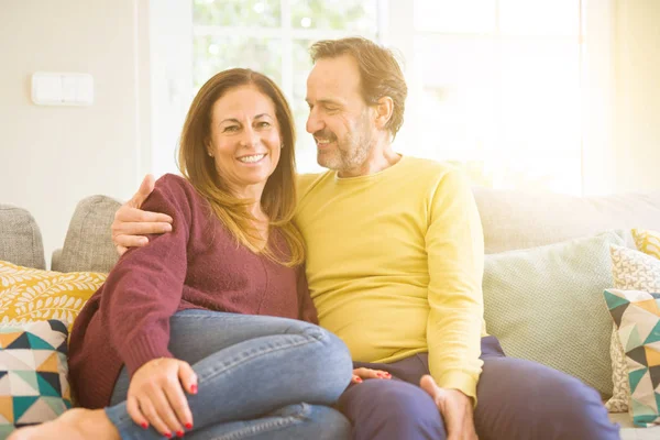 Pareja Romántica Mediana Edad Sentada Sofá Casa — Foto de Stock