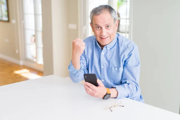 Hombre Mayor Guapo Usando Teléfono Inteligente Enviando Mensaje Gritando Orgulloso —  Fotos de Stock