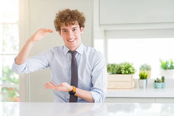 Молодий Бізнесмен Краватці Жестикулює Руками Показуючи Великий Великий Знак Розміру — стокове фото