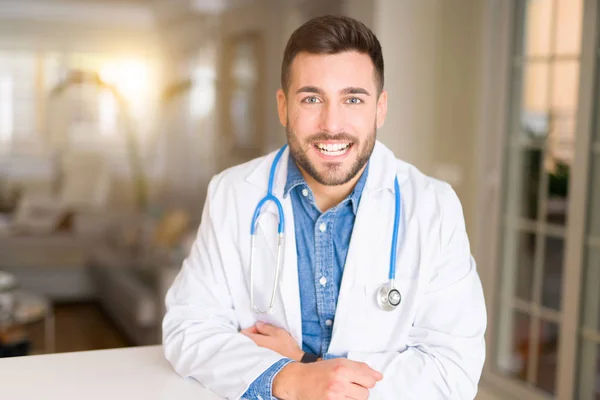 Homem Médico Bonito Jovem Clínica Com Sorriso Feliz Legal Rosto — Fotografia de Stock