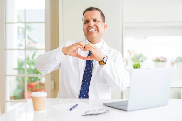Orta Yaş Doktor Laptop Ile Kalp Simgesi Elleriyle Şekil Gösterilen — Stok fotoğraf