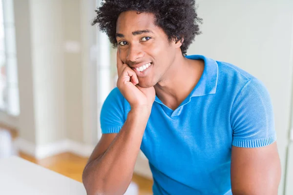 Pohledný Afroamerické Šťastný Muž Usmívající Jistý — Stock fotografie