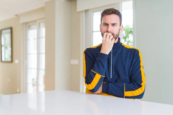 Knappe Man Thuis Zoek Gestresst Nerveus Met Handen Mond Nagels — Stockfoto