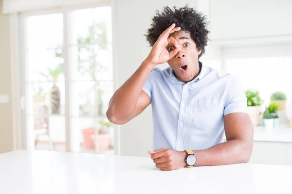 Uomo Affari Afroamericano Facendo Gesto Scioccato Con Faccia Sorpresa Occhio — Foto Stock